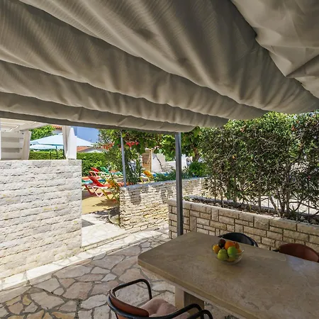 Nika-5 By Interhome אומאג